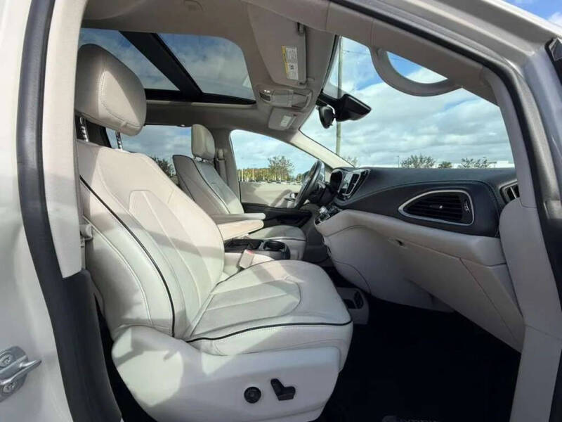 2017 Chrysler Pacifica Hybrid Platinum