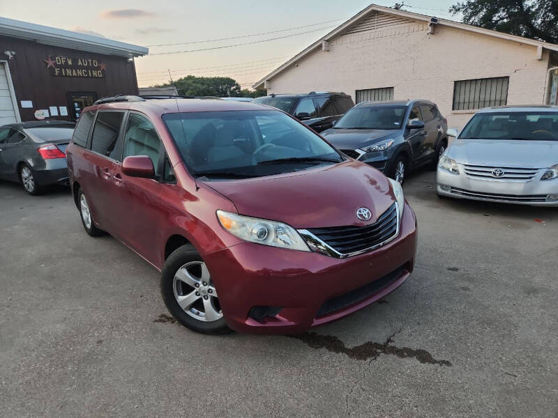 2014 Toyota Sienna LE's photo