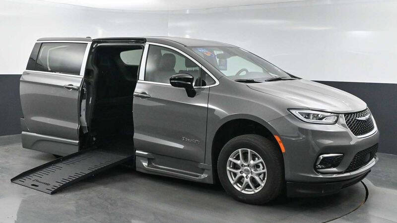 2025 Chrysler Pacifica Select's photo