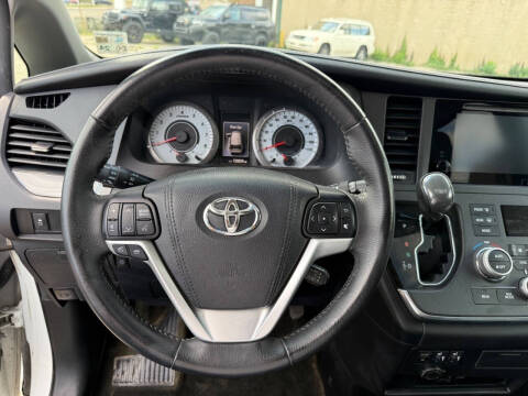 2017 Toyota Sienna SE Premium 8-Passenger