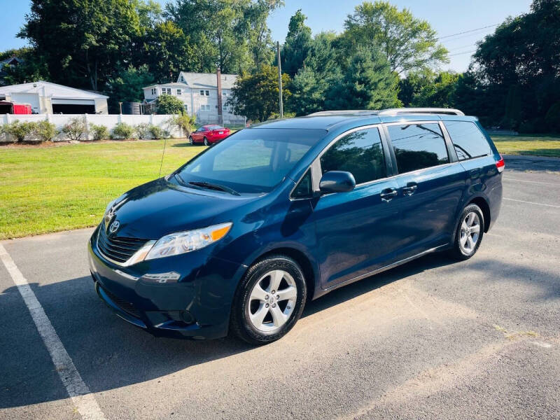 2011 Toyota Sienna LE 7-Passenger Auto Access Seat