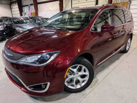 2019 Chrysler Pacifica for sale at Nice Ride Auto Wholesale in Eastlake OH