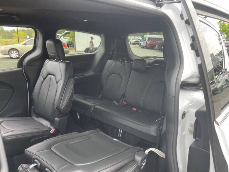 2027 Chrysler Pacifica Select