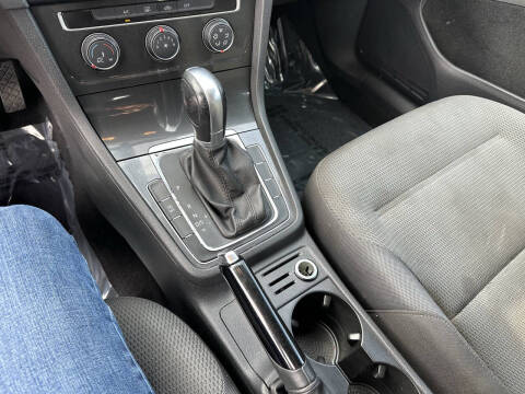 2019 Volkswagen Golf SE