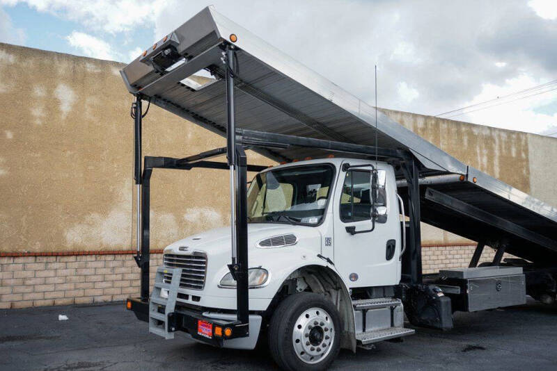 2023 Freightliner M2 106