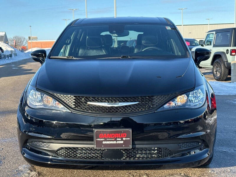 2025 Chrysler Voyager LX