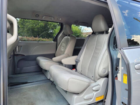 2014 Toyota Sienna XLE 7-Passenger Auto Access Seat