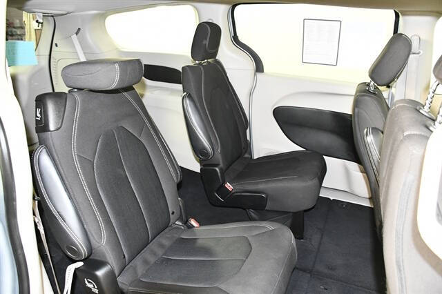 2022 Chrysler Voyager LX