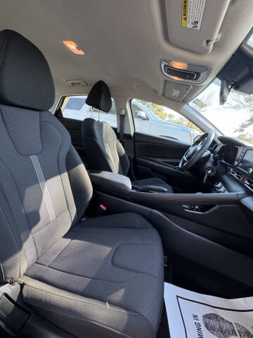 2023 Hyundai Elantra SE