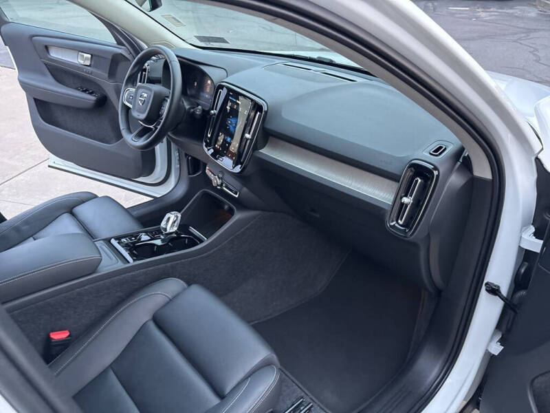 2025 Volvo XC40 B5 Plus Dark Theme