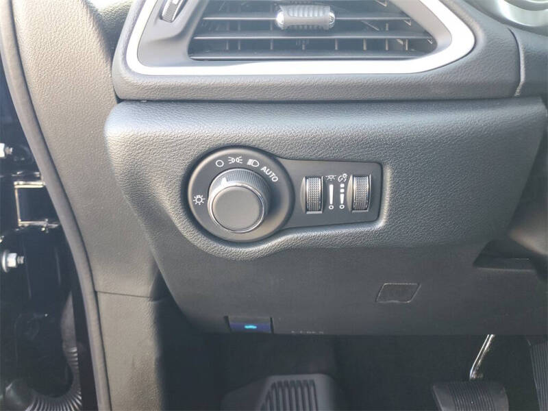 2025 Chrysler Voyager LX