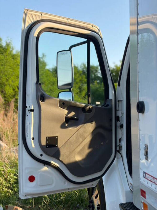 2018 Freightliner M2 106