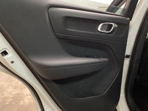 2025 Volvo XC40 B5 Plus Dark Theme