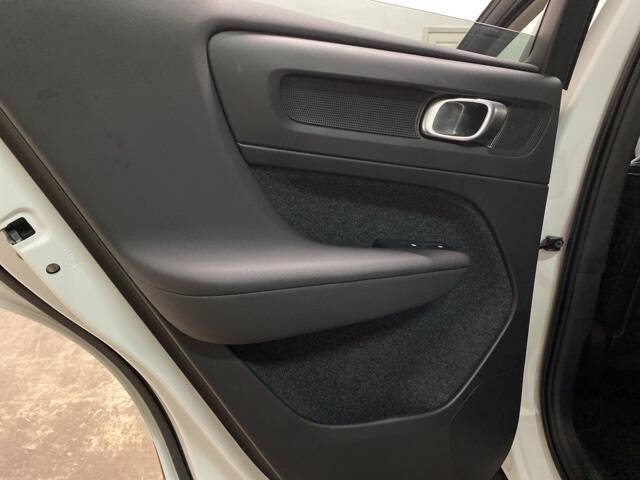 2025 Volvo XC40 B5 Plus Dark Theme