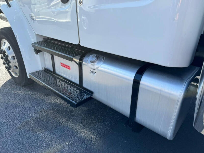 2017 Freightliner M2 106