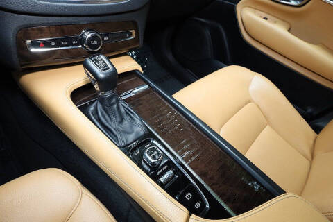 2017 Volvo XC90 T6 Momentum