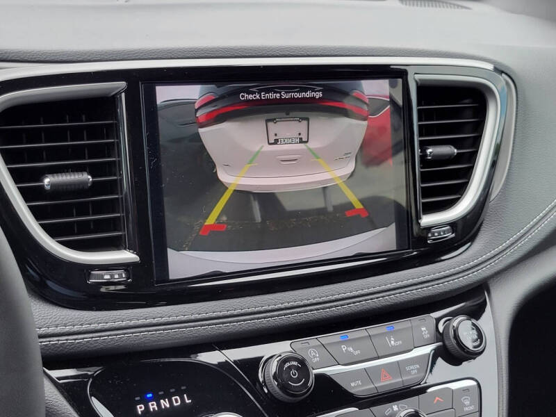 2027 Chrysler Pacifica Select