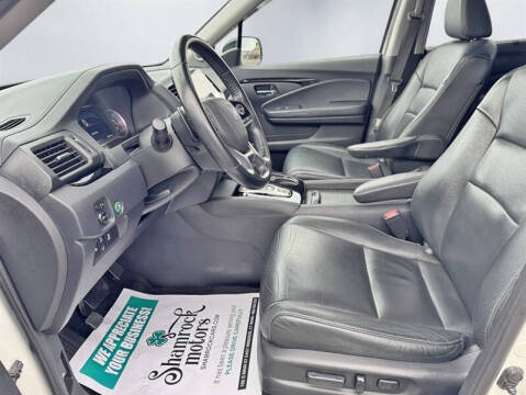 2019 Honda Pilot Touring w/Rear Captain's Chairs