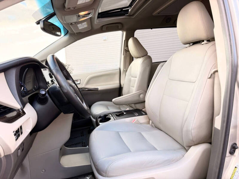 2017 Toyota Sienna XLE Premium 8-Passenger