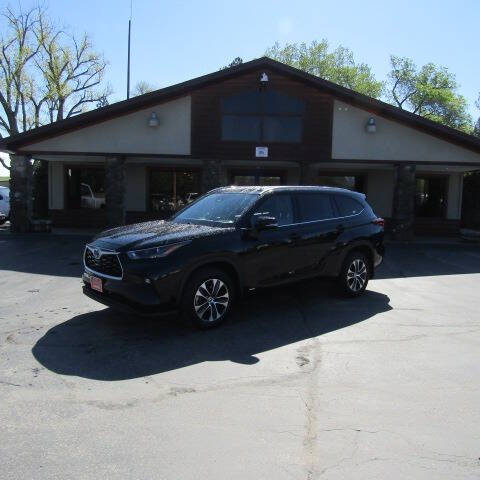 Used 2022 Toyota Highlander XLE with VIN 5TDGBRCH3NS552112 for sale in Sheridan, WY