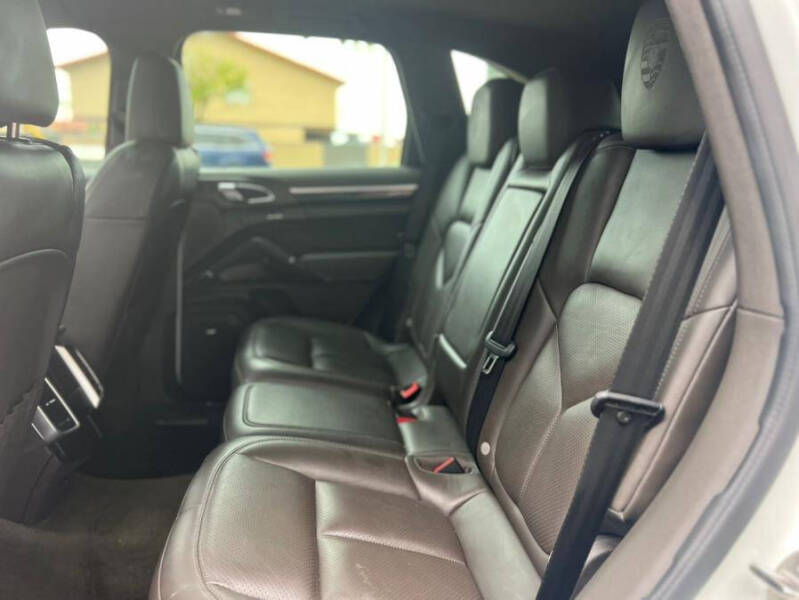 2017 Porsche Cayenne Platinum Edition