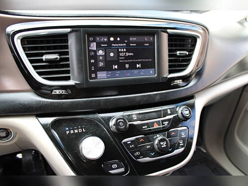 2022 Chrysler Voyager LX