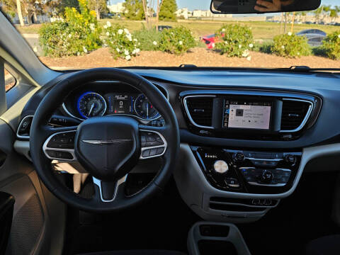 2022 Chrysler Voyager LX