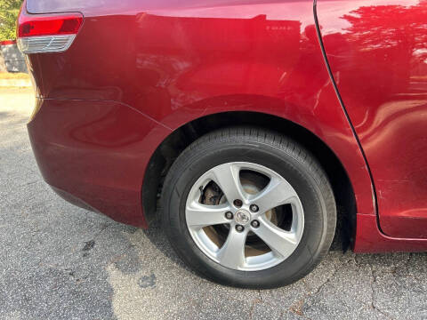 2011 Toyota Sienna LE 7-Passenger Auto Access Seat