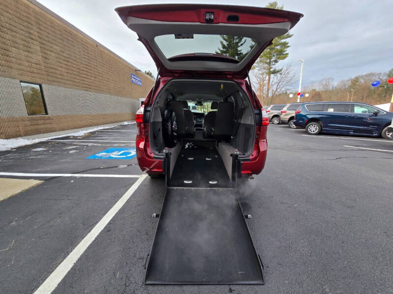 2019 Toyota Sienna LE Mobility 7-Passenger