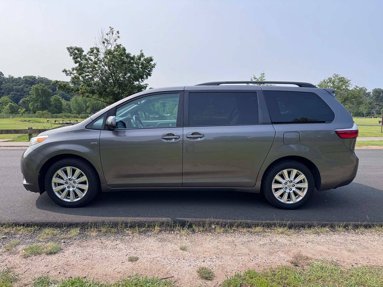 2017 Toyota Sienna 25