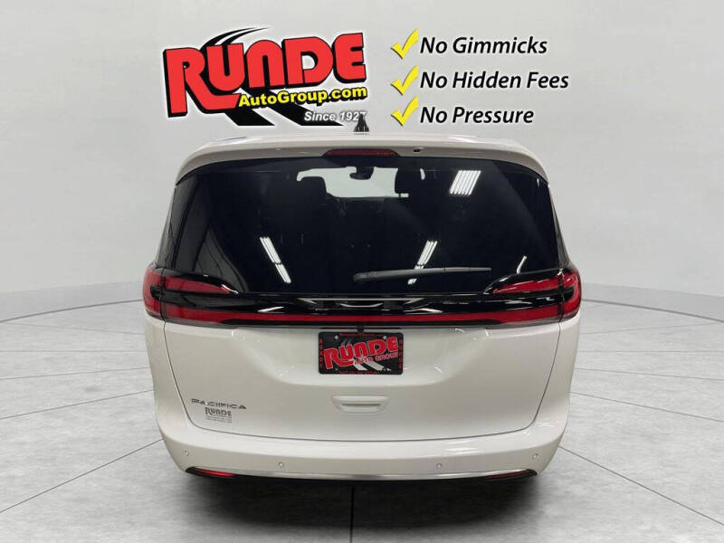 2027 Chrysler Pacifica Select