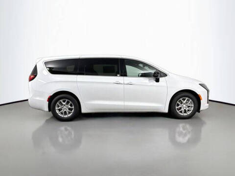 2027 Chrysler Pacifica Select