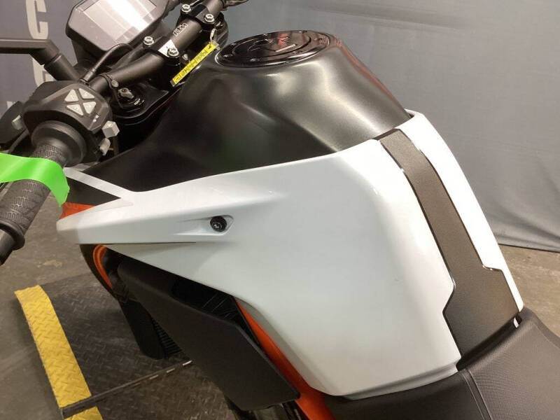 2020 KTM 890 Duke R