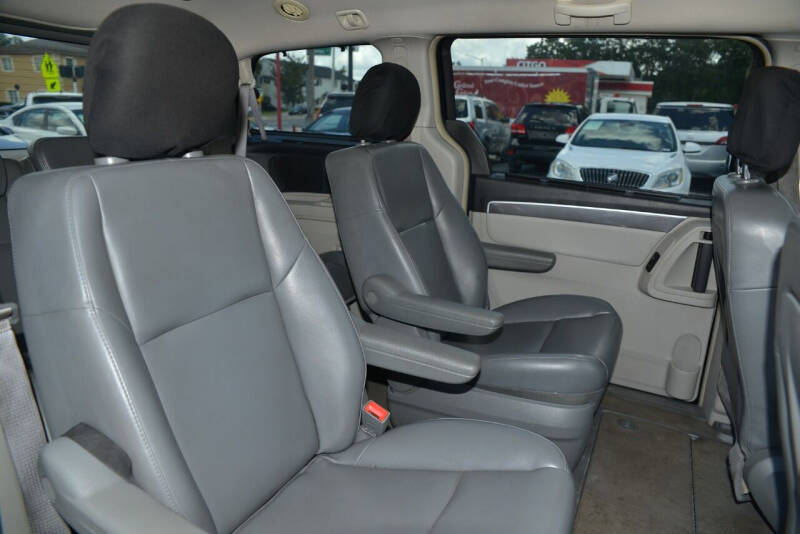 2010 Volkswagen Routan SE