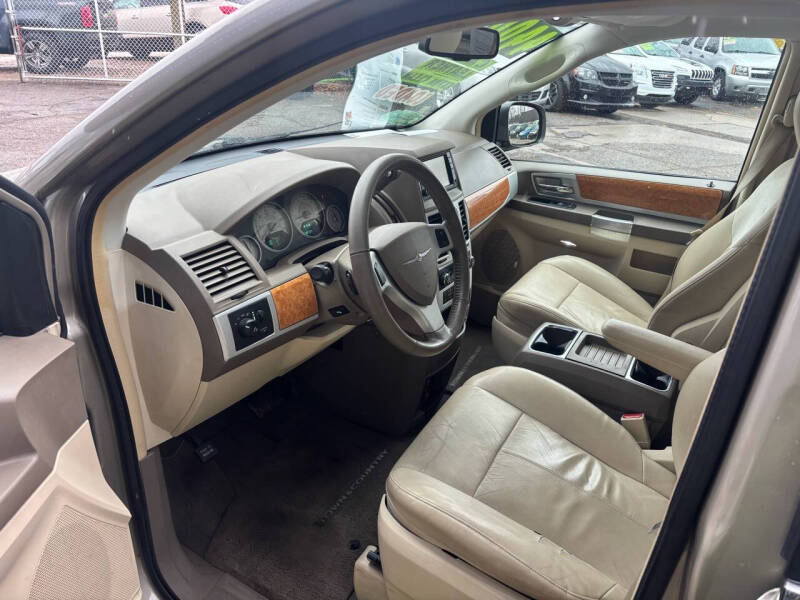 2008 Chrysler Town & Country Limited photo 11