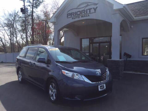 2013 Toyota Sienna LE 8-Passenger