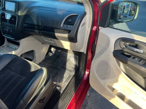 2014 Chrysler Town and Country Touring-L