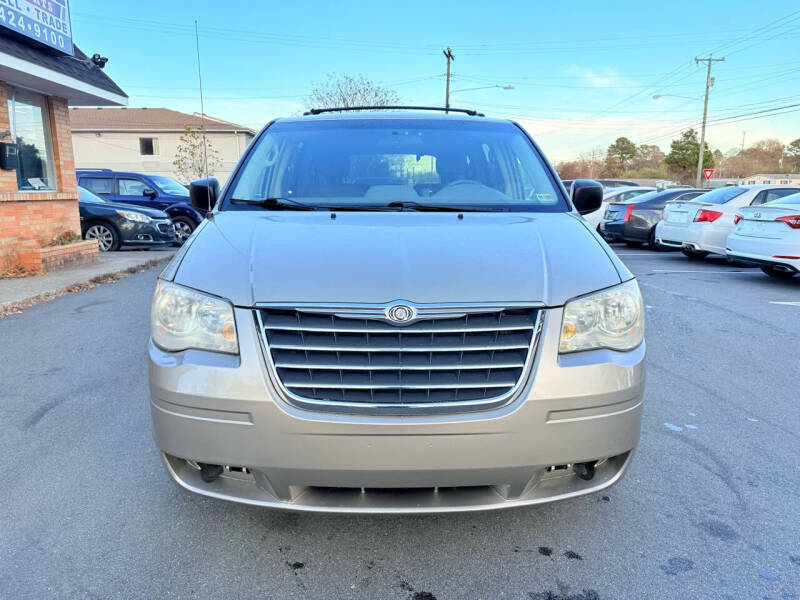 2009 Chrysler Town & Country LX photo 8