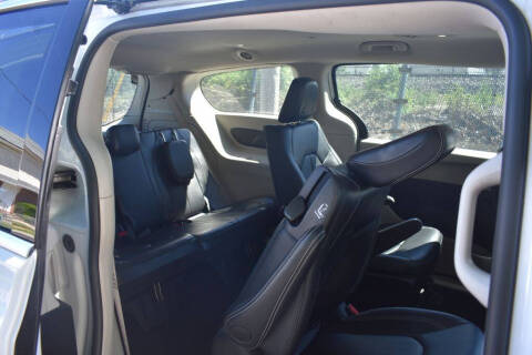 2024 Chrysler Pacifica Plug-In Hybrid Select