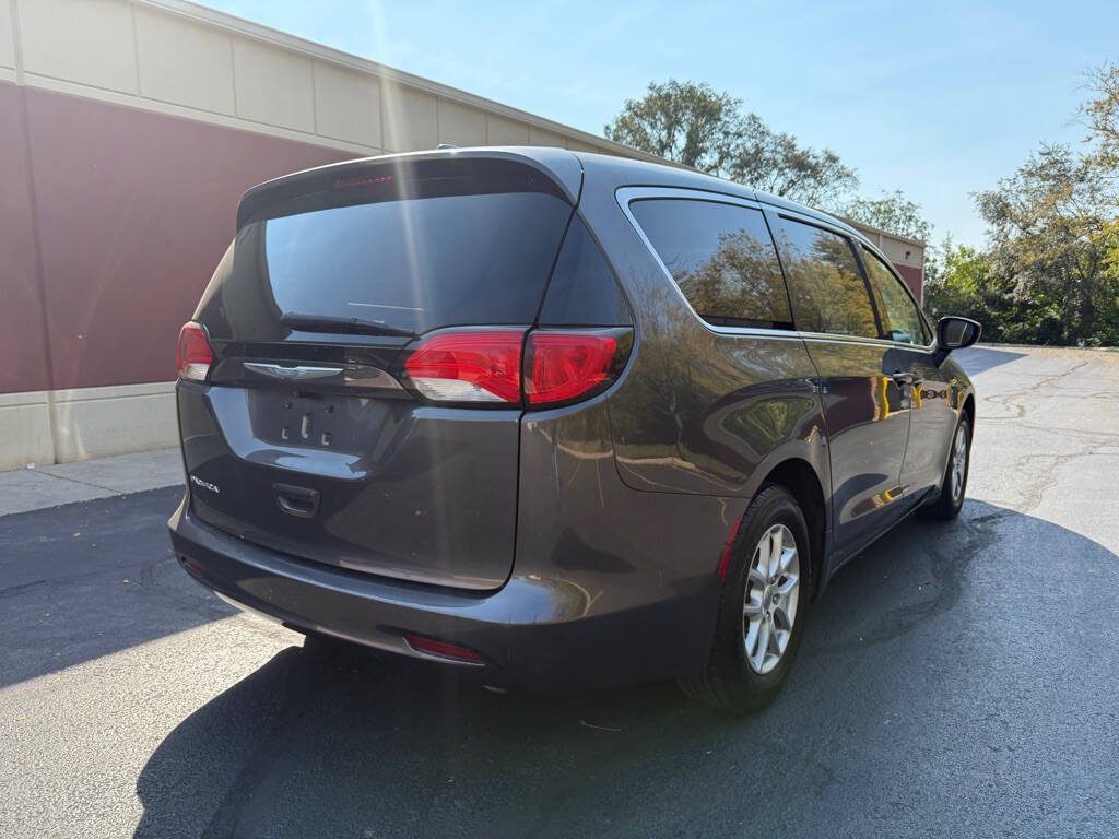 2017 Chrysler Pacifica for sale at Deals & Trades in Aurora, IL