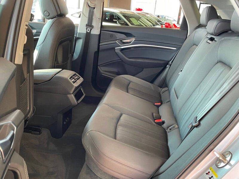 2022 Audi e-tron quattro Premium Plus