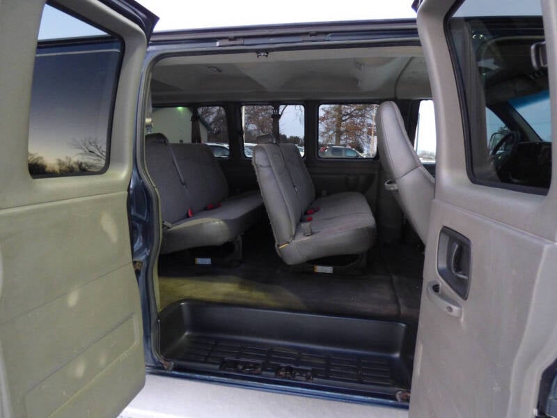 2009 Chevrolet Express LS photo 12