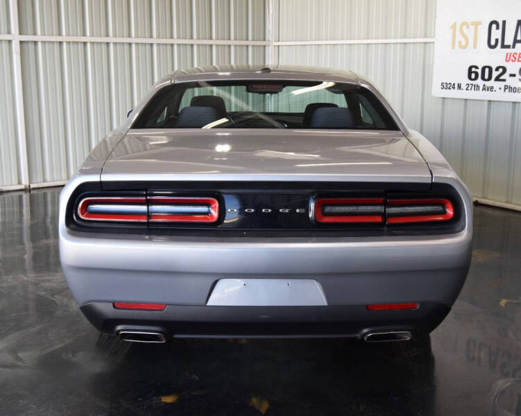 2016 Dodge Challenger SXT photo 4