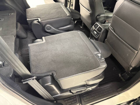 2019 Honda Pilot Touring w/Rear Captain's Chairs