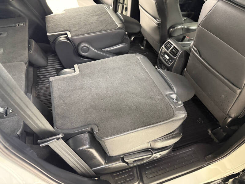 2019 Honda Pilot Touring w/Rear Captain's Chairs