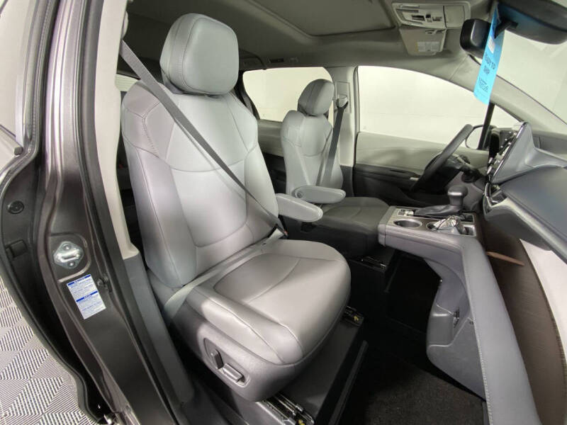 2021 Toyota Sienna XLE photo 20