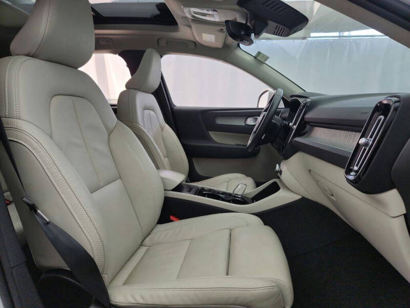 2023 Volvo XC40 B5 Plus Bright Theme