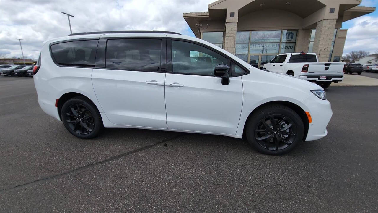 2024 Chrysler Pacifica for sale at Victoria Auto Sales in Victoria, MN