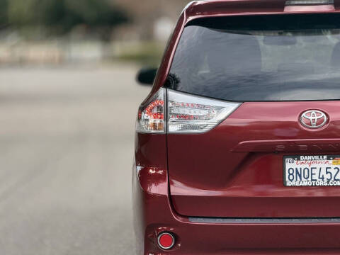 2017 Toyota Sienna SE Premium 8-Passenger