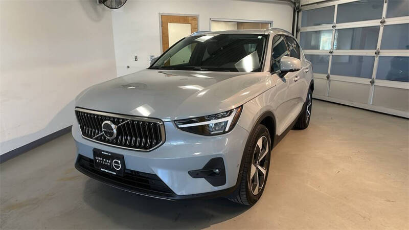 2025 Volvo XC40 B5 Plus Bright Theme